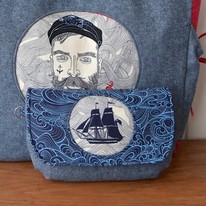 photo d'une trousse avec un bateau appliqué