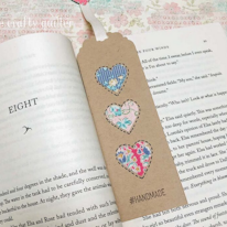photo d'un marque page décoré de coeurs en tissu