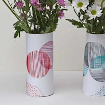 photo de deux cache-pots en papier brodés de fil