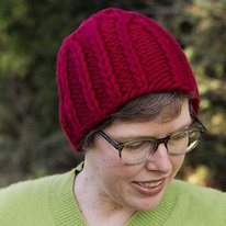 photo d'une adulte portant un bonnet rouge