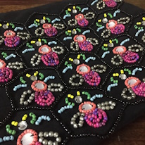 abeilles brodées en perles de rocailles