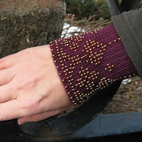 photo d'un bracelet tricoté incorporant des perles dorées