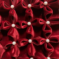 photo d'un velour rouge smocké avec une perle au centre de chaque motif