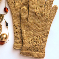 photo de gants dorés tricotés incorporant des perles de rocaille