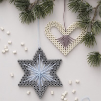 photo de deux pendeloques brodées en perles à écraser