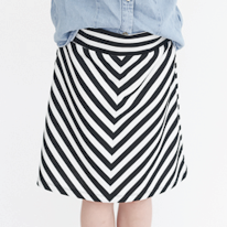 photo d'une jupe pour enfant à rayures formant un chevron