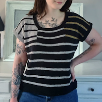 photo d'un top tricoté à rayures asymétriques