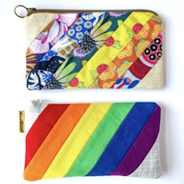 photo de deux trousses en patchwork à rayures arc-en-ciel