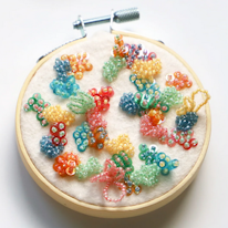 photo d'une broderie 3D en perles et sequins