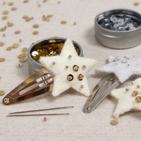 photo de trois barettes en feutrines brodées de perles et sequins