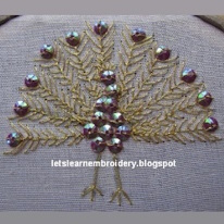 paon brodés en fil doré et sequins