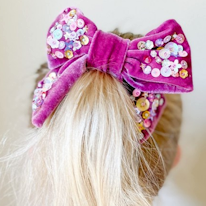 photo d'un noeud décoratif en velour rose à sequins