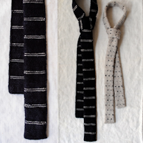 2 photo d'une cravaté tricotée à rayures et une plus petite à plumetis