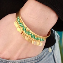 photo d'un bracelet doré en perles et sequins