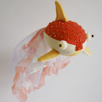 photo d'un poisson en feutrine décoré de perles de rocailles