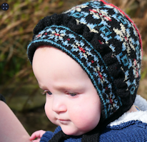 photo d'un bébé portant un bonnet en jacquard