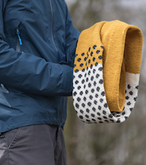 photo d'un tour de cou colorblock jaune et blanc à pois noirs