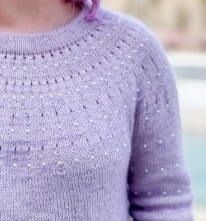 photo d'un pullover mauve décoré de perles