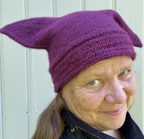 photo d'une adulte portant un bonnet à deux cornes