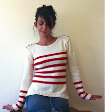 photo d'une adulte portant un pullover à rayures