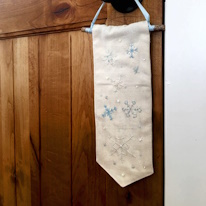 photo d'un fanion brodé de cristeaux de neige