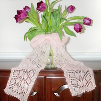 photo d'une écharpe en dentelle nouée autour d'un vase