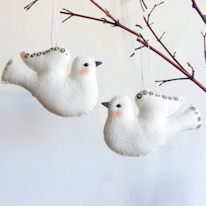 photo de deux colombes en feutrine et sequins