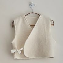 photo d'un gilet blanc à nouettes