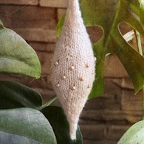 photo d'un pendeloque en tricot et perles dorée