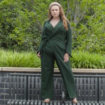 photo d'une adulte portant une combinaison verte à col tailleur