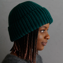 photo d'une adulte portant un bonnet vert à côtes