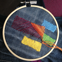 photo d'un jean reprisé au métier à broder