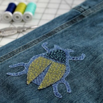 photo d'un patch en jean en forme de coléoptère
