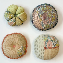 photo de quatre pique-épingle en patchwork bodés façon boro