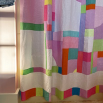 photo d'un rideau en patchwork multicolor