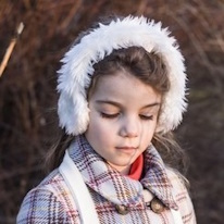 photo d'une enfant portant un cache-oreilles blanc