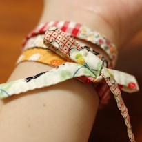 photo d'un ruban en patchwork noué en bracelet