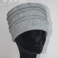 photo d'une toque en laine grise à plis nervure