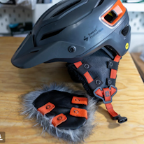 photo de caches-oreilles clipsées sur un casque pour cycliste 