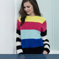 photo d'une adulte portant un pullover à rayures