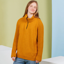 photo d'une adulte portant un pull orange demi-zip