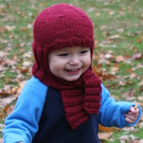 photo d'un enfant portant une cagoule nouée sous le manteau