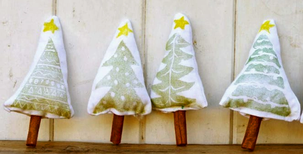 photo de quatre sapins en tissu imprimés à la main