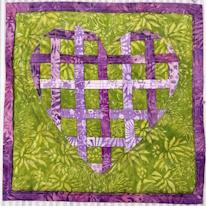 photo d'un cœur en lacis de tissu violet