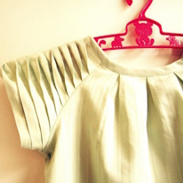 photo d'un tee-shirt à manche plissée