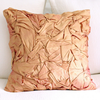 photo d'un coussin en soie texturé froissé