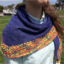 photo d'une écharpe à bordure texturés petites écailles 