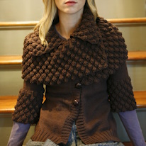 photo d'une adulte portant un cardigan et col en tricot à nodes