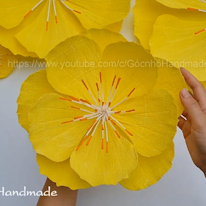 photo d'une fleur d'abricotier en papier jaune