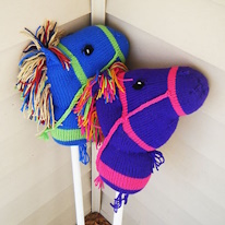 photo de deux chevaux-bâtons en tricot de couleurs vives